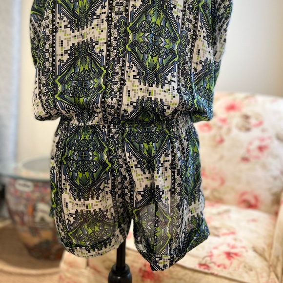 GLAM V-neck elastic waist ROMPER. Size L - Picture 3 of 6
